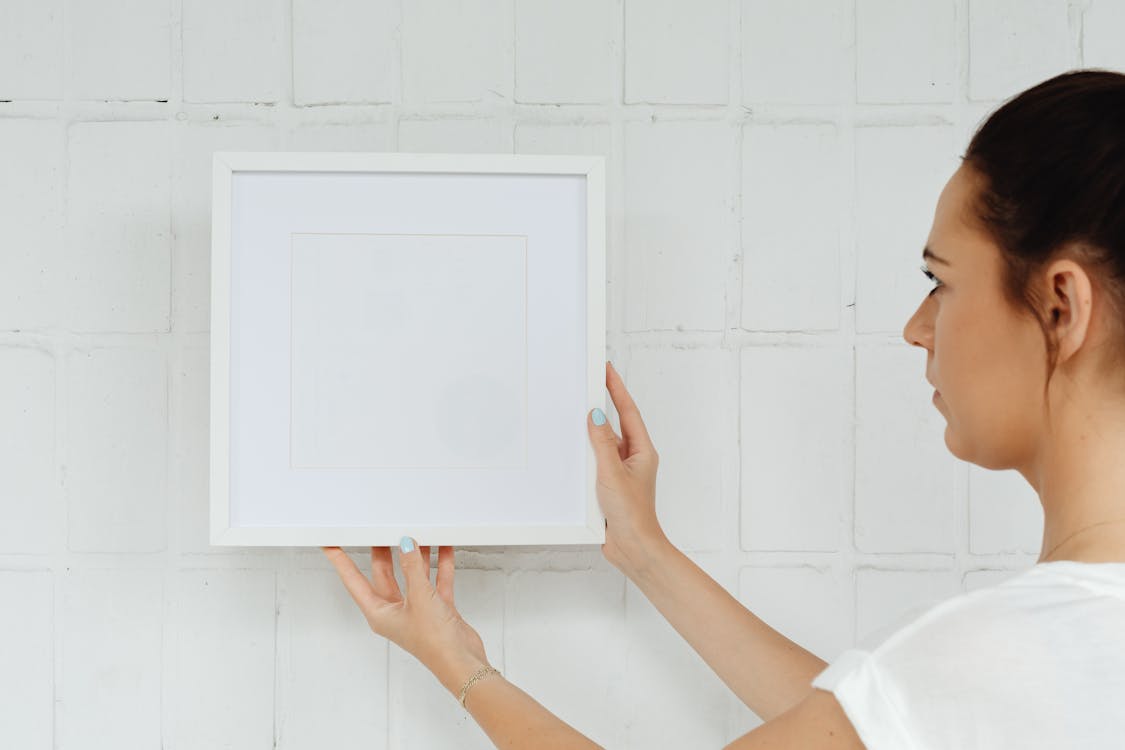 Create a Gallery Wall That Actually Works: Tools and Tips (Complete Guide)